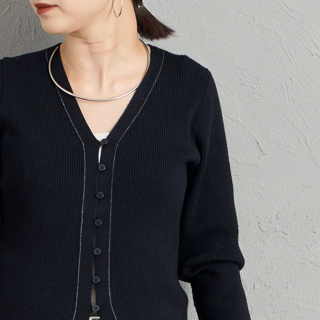 Maison de L'allure [メゾン ドゥ ラリュール] Vネック 配色ステッチリブニットカーディガン [M26331018] 09 BLACK &&モデル身長：150cm 着用サイズ：F&&