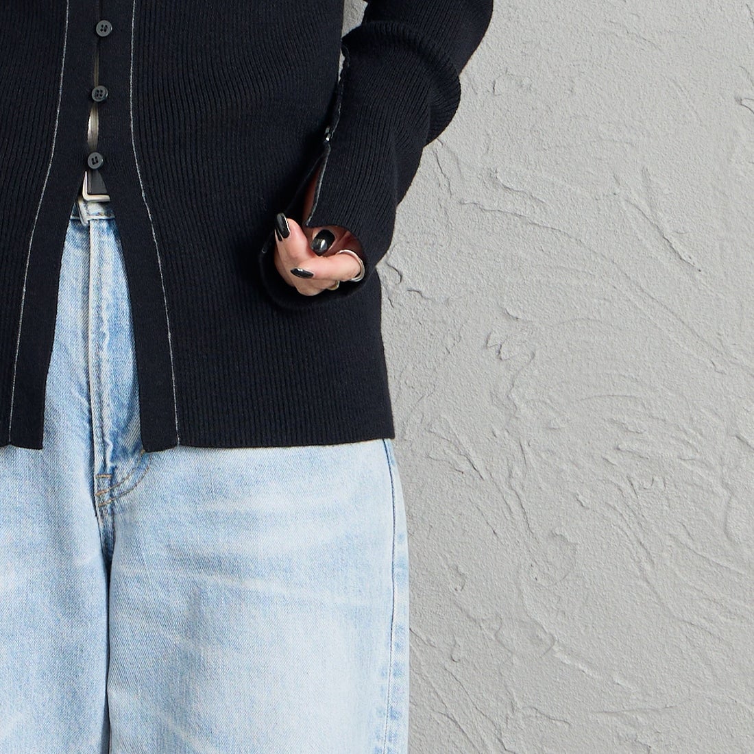 Maison de L'allure [メゾン ドゥ ラリュール] Vネック 配色ステッチリブニットカーディガン [M26331018] 09 BLACK &&モデル身長：150cm 着用サイズ：F&&
