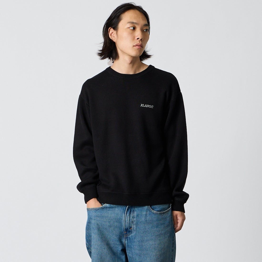 XLARGE [エクストララージ] OGロゴクルーネックセーター [101263015001] BLACK &&モデル身長：175cm 着用サイズ：M&&