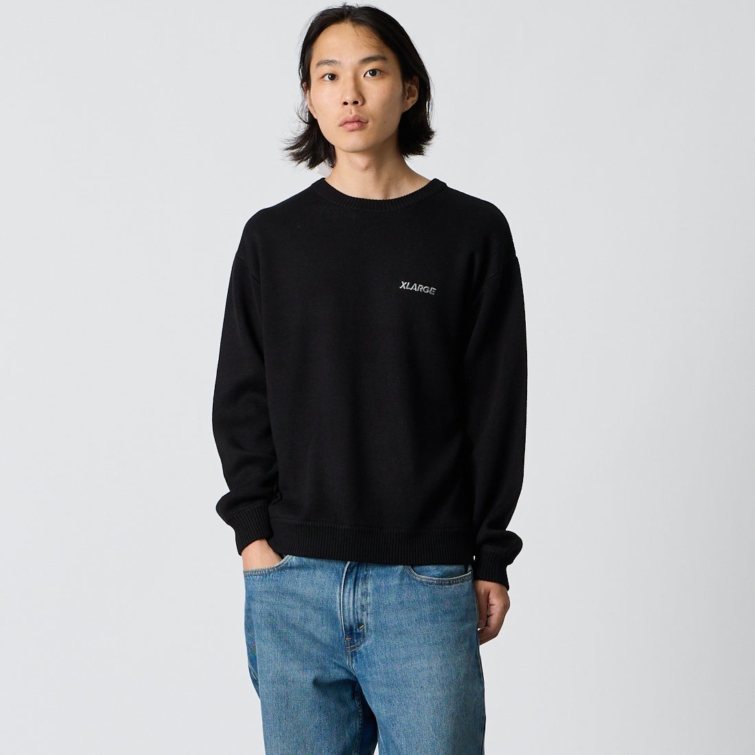 XLARGE [エクストララージ] OGロゴクルーネックセーター [101263015001] BLACK &&モデル身長：175cm 着用サイズ：M&&