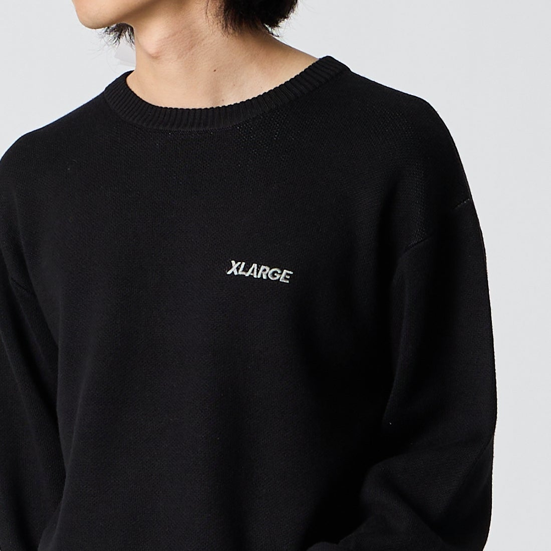 XLARGE [エクストララージ] OGロゴクルーネックセーター [101263015001] BLACK &&モデル身長：175cm 着用サイズ：M&&