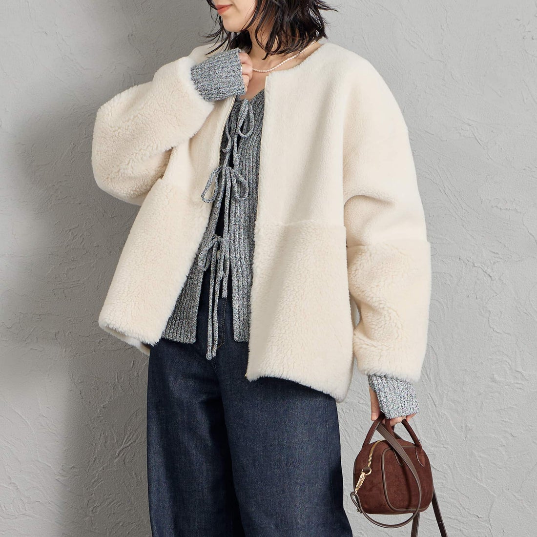 MICA&DEAL [マイカアンドディール] リバーシブルノーカラーボアコート [0126407320] OFF WHITE &&モデル身長：160cm 着用サイズ：F&&