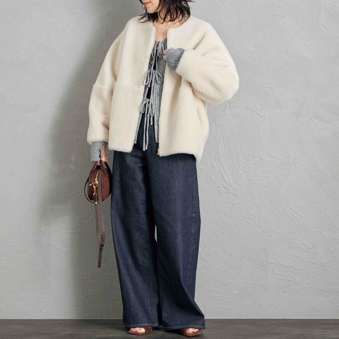 MICA&DEAL [マイカアンドディール] リバーシブルノーカラーボアコート [0126407320] OFF WHITE &&モデル身長：160cm 着用サイズ：F&&