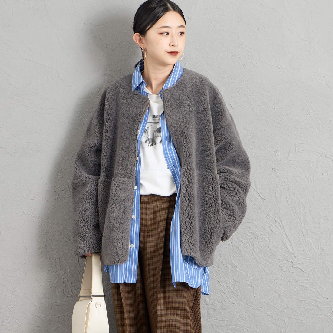 MICA&DEAL [マイカアンドディール] リバーシブルノーカラーボアコート [0126407320] CHARCOAL &&モデル身長：150cm 着用サイズ：F&&