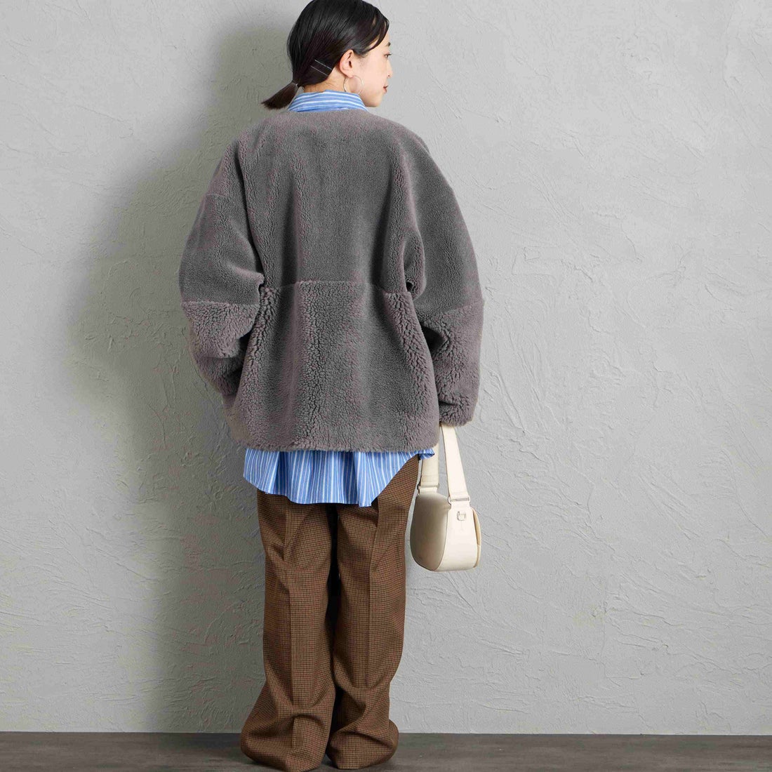MICA&DEAL [マイカアンドディール] リバーシブルノーカラーボアコート [0126407320] CHARCOAL &&モデル身長：150cm 着用サイズ：F&&