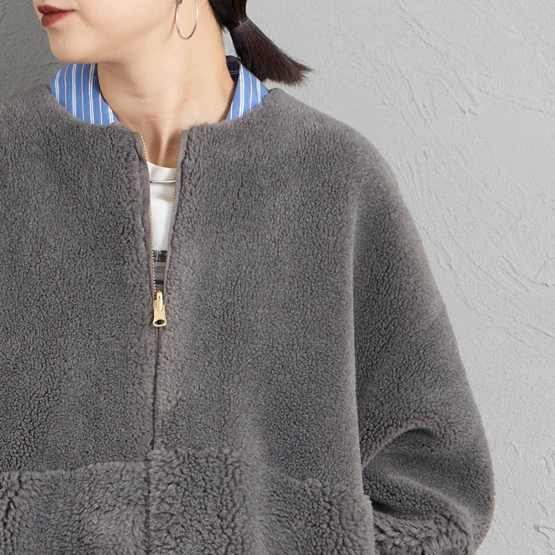 MICA&DEAL [マイカアンドディール] リバーシブルノーカラーボアコート [0126407320] CHARCOAL &&モデル身長：150cm 着用サイズ：F&&