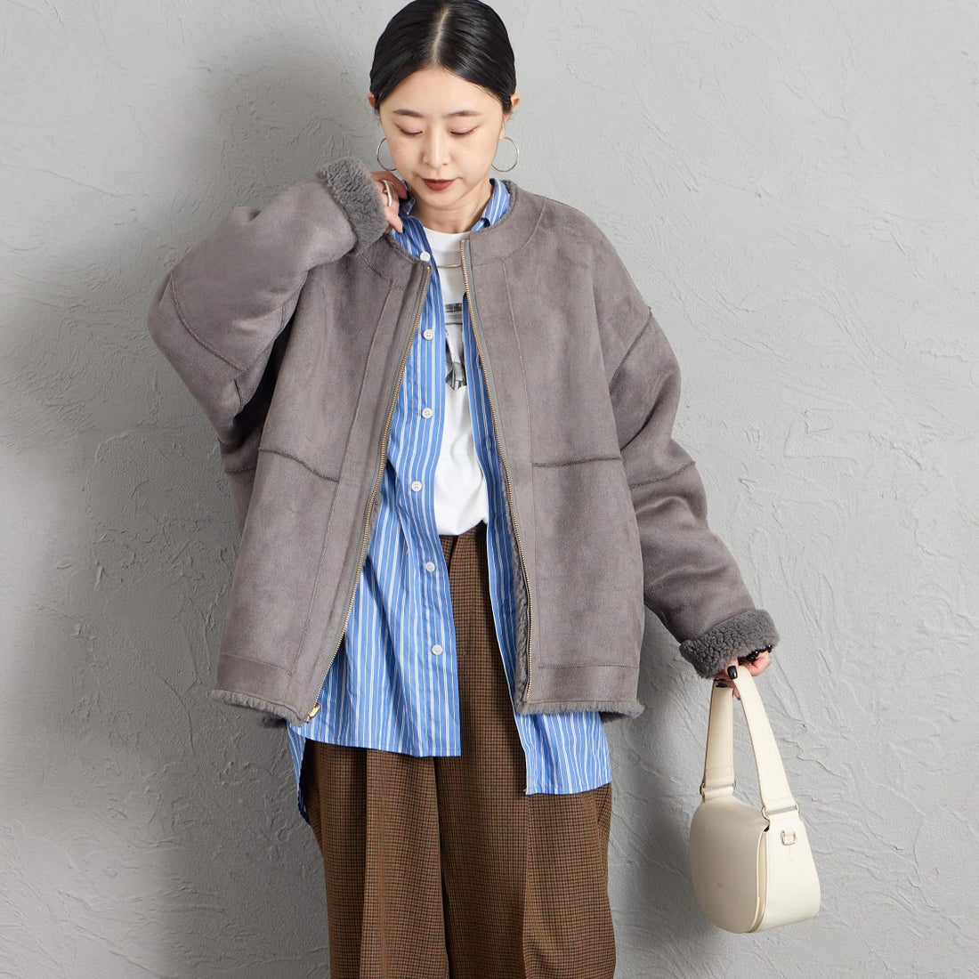 MICA&DEAL [マイカアンドディール] リバーシブルノーカラーボアコート [0126407320] CHARCOAL &&モデル身長：150cm 着用サイズ：F&&