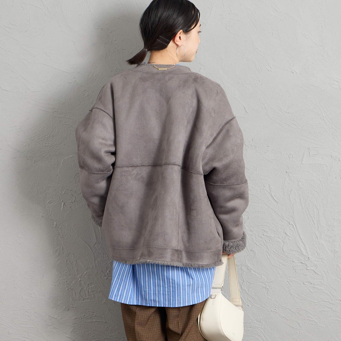 MICA&DEAL [マイカアンドディール] リバーシブルノーカラーボアコート [0126407320] CHARCOAL &&モデル身長：150cm 着用サイズ：F&&