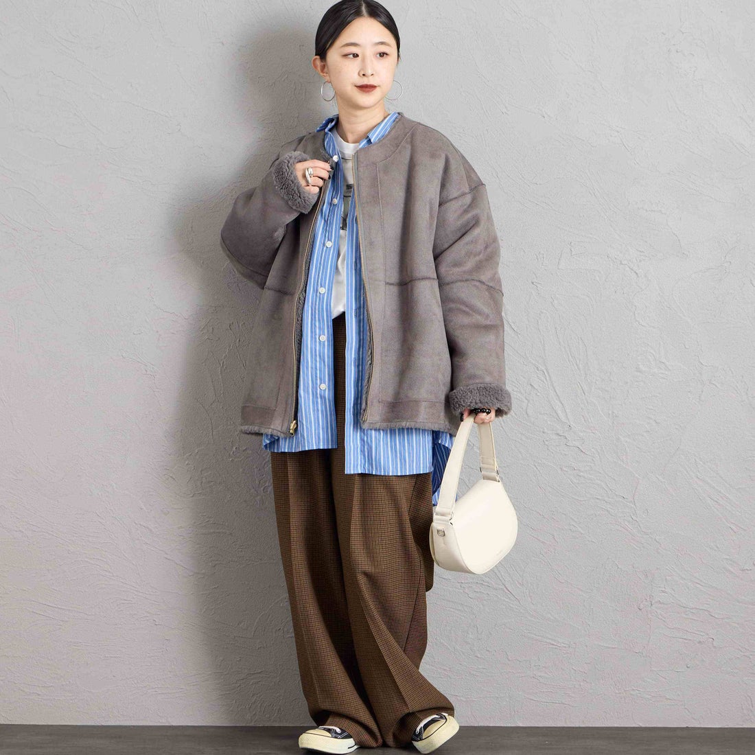 MICA&DEAL [マイカアンドディール] リバーシブルノーカラーボアコート [0126407320] CHARCOAL &&モデル身長：150cm 着用サイズ：F&&