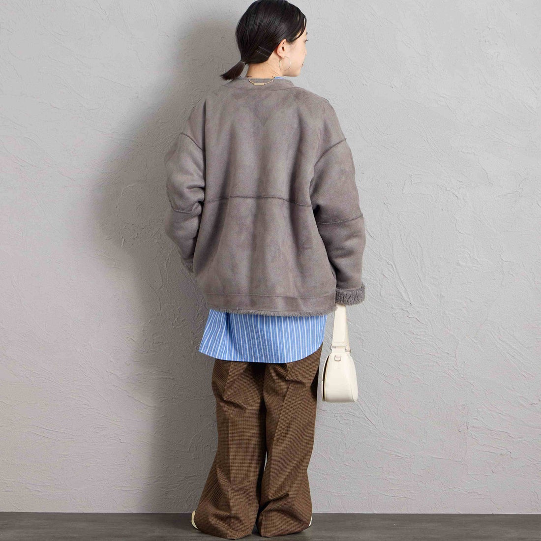 MICA&DEAL [マイカアンドディール] リバーシブルノーカラーボアコート [0126407320] CHARCOAL &&モデル身長：150cm 着用サイズ：F&&