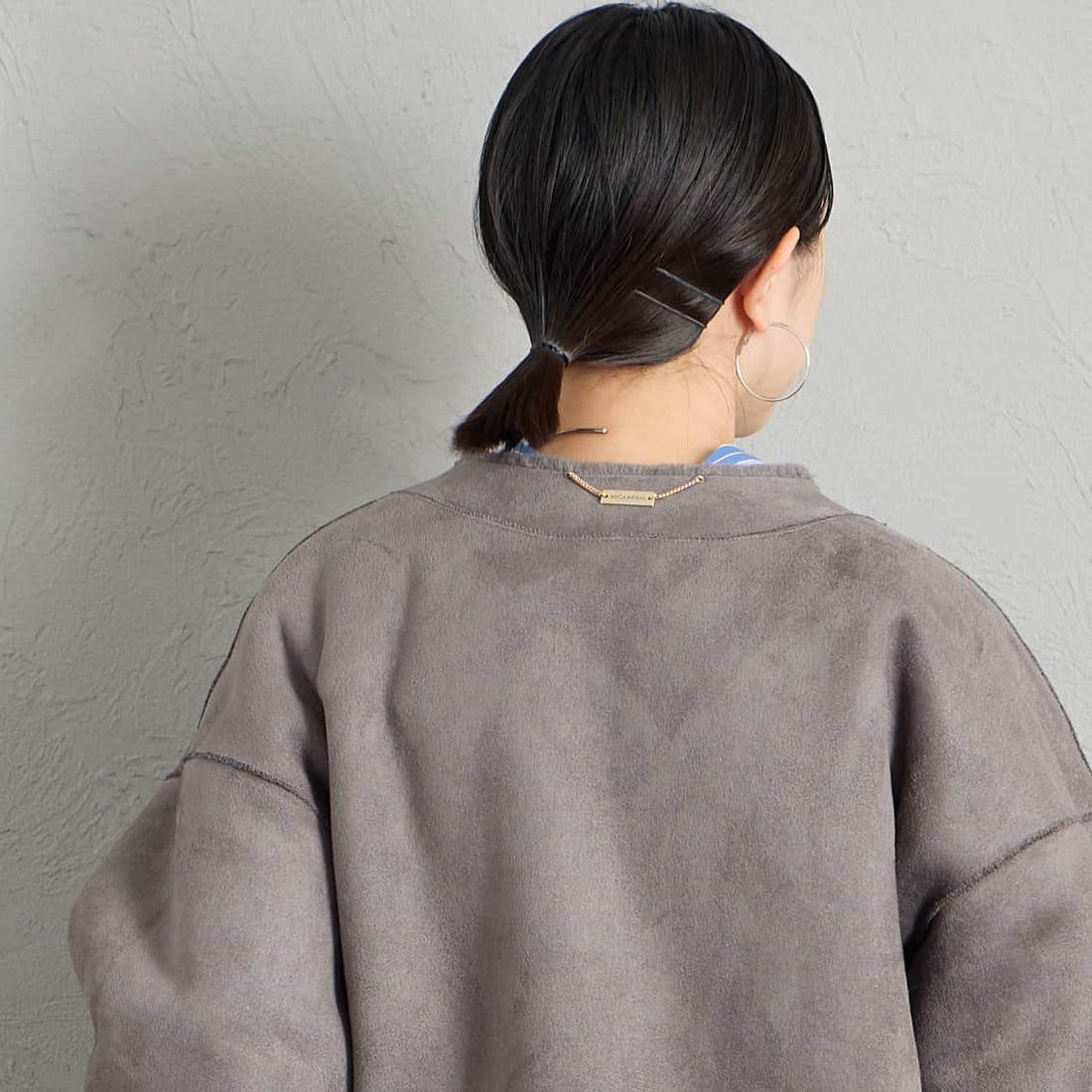 MICA&DEAL [マイカアンドディール] リバーシブルノーカラーボアコート [0126407320] CHARCOAL &&モデル身長：150cm 着用サイズ：F&&