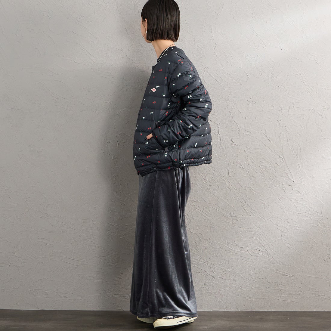 DANTON [ダントン] 花柄プリント クルーネックインナーダウンジャケット [DT-A0001ING] BLK FLOWER &&モデル身長：150cm 着用サイズ：S&&