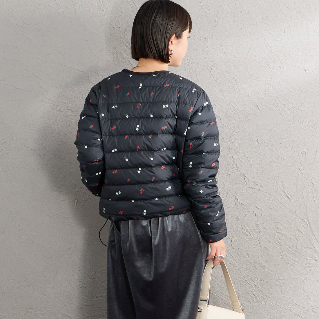 DANTON [ダントン] 花柄プリント クルーネックインナーダウンジャケット [DT-A0001ING] BLK FLOWER &&モデル身長：150cm 着用サイズ：S&&