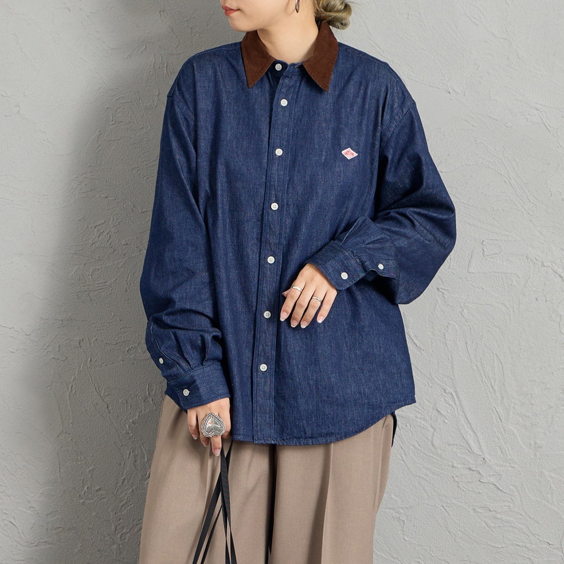 DANTON [ダントン] コーデュロイカラー ライトオンスデニムシャツ [DT-B0478SDM] INDIGO &&モデル身長：156cm 着用サイズ：38&&