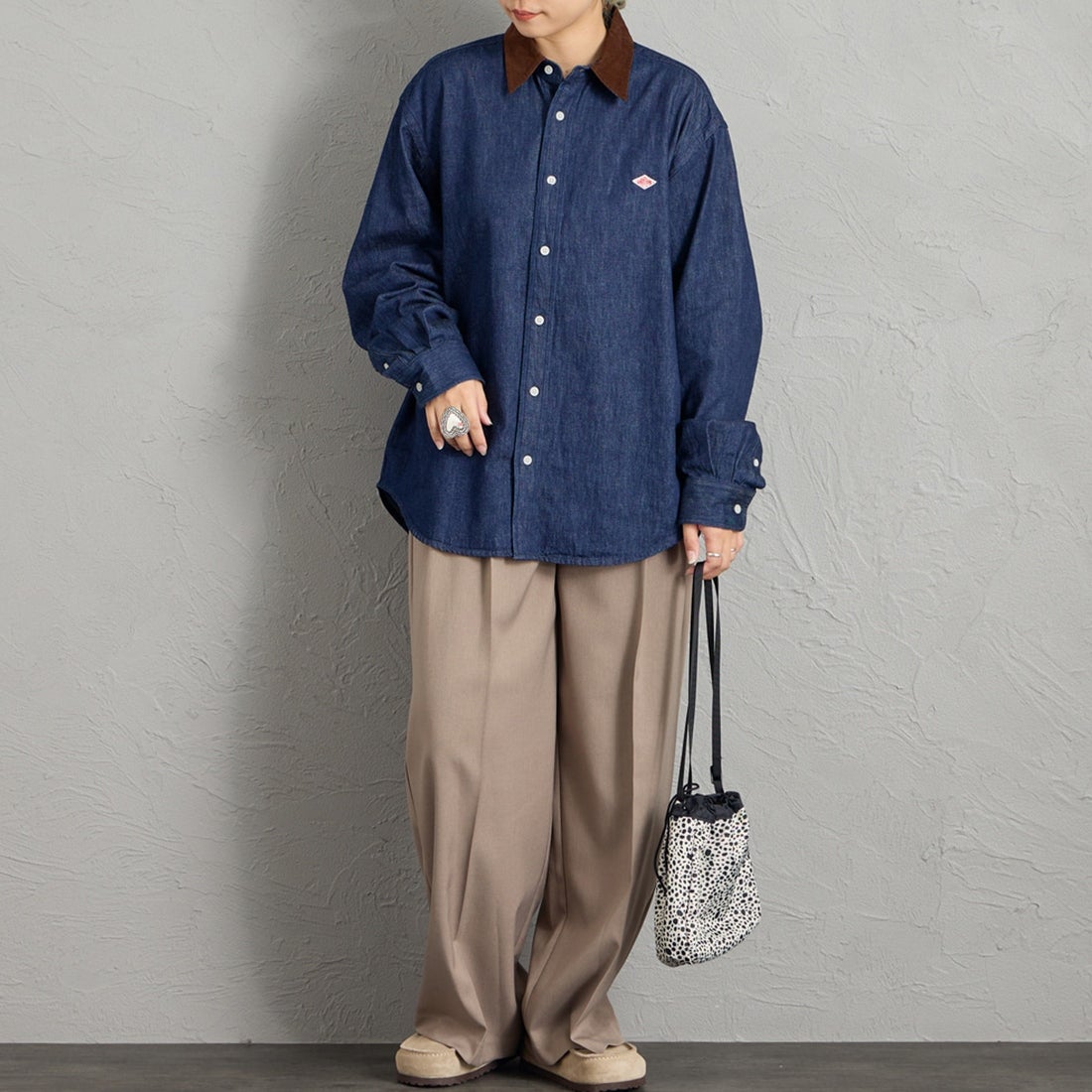 DANTON [ダントン] コーデュロイカラー ライトオンスデニムシャツ [DT-B0478SDM] INDIGO &&モデル身長：156cm 着用サイズ：38&&