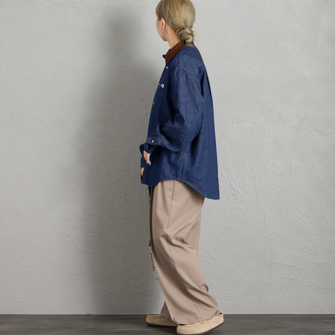 DANTON [ダントン] コーデュロイカラー ライトオンスデニムシャツ [DT-B0478SDM] INDIGO &&モデル身長：156cm 着用サイズ：38&&