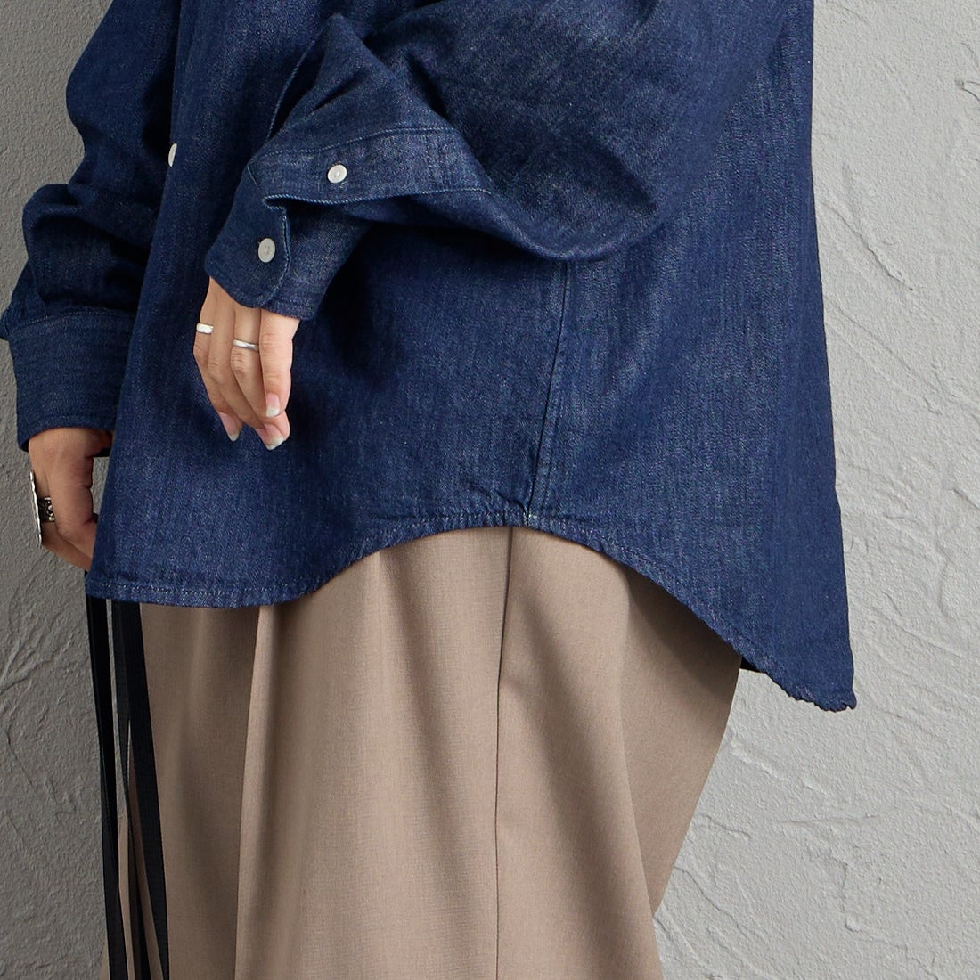 DANTON [ダントン] コーデュロイカラー ライトオンスデニムシャツ [DT-B0478SDM] INDIGO &&モデル身長：156cm 着用サイズ：38&&
