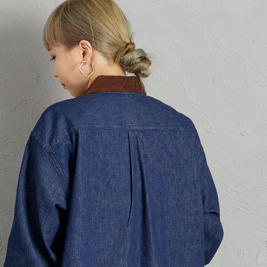 DANTON [ダントン] コーデュロイカラー ライトオンスデニムシャツ [DT-B0478SDM] INDIGO &&モデル身長：156cm 着用サイズ：38&&