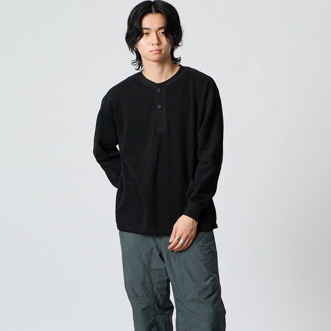 SCREEN STARS [スクリーンスターズ] 別注 スウェットライクヘンリーネックニット [2623-SB32-JF]BLACK &&モデル身長：177cm 着用サイズ：M&&