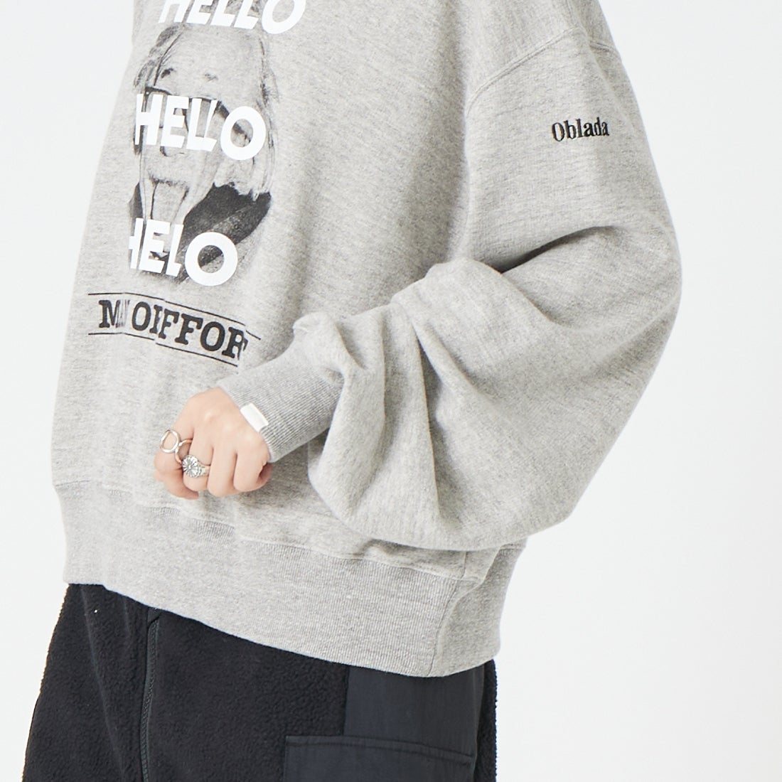 Oblada [オブラダ] HELLO クルーネックスウェット [S2510CU17] GRAY &&モデル身長：162cm 着用サイズ：F&&