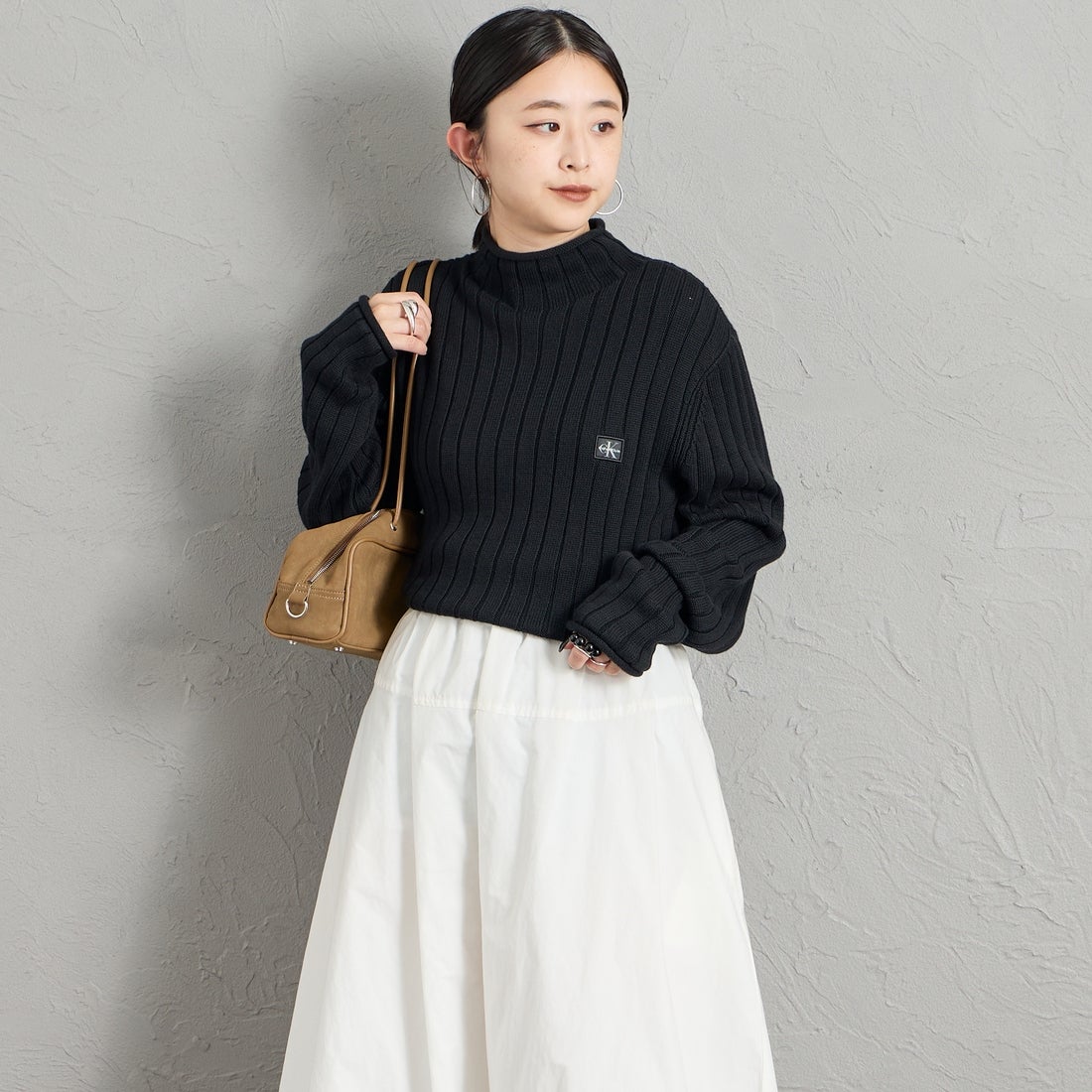 Calvin Klein [カルバンクライン] ウーブンモノグラムロゴ タートルネックセーター [47H304G] UB1 &&モデル身長：150cm 着用サイズ：S&&