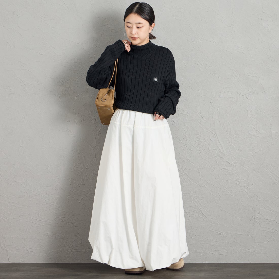 Calvin Klein [カルバンクライン] ウーブンモノグラムロゴ タートルネックセーター [47H304G] UB1 &&モデル身長：150cm 着用サイズ：S&&