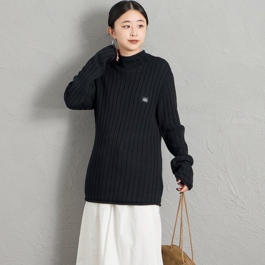 Calvin Klein [カルバンクライン] ウーブンモノグラムロゴ タートルネックセーター [47H304G] UB1 &&モデル身長：150cm 着用サイズ：S&&