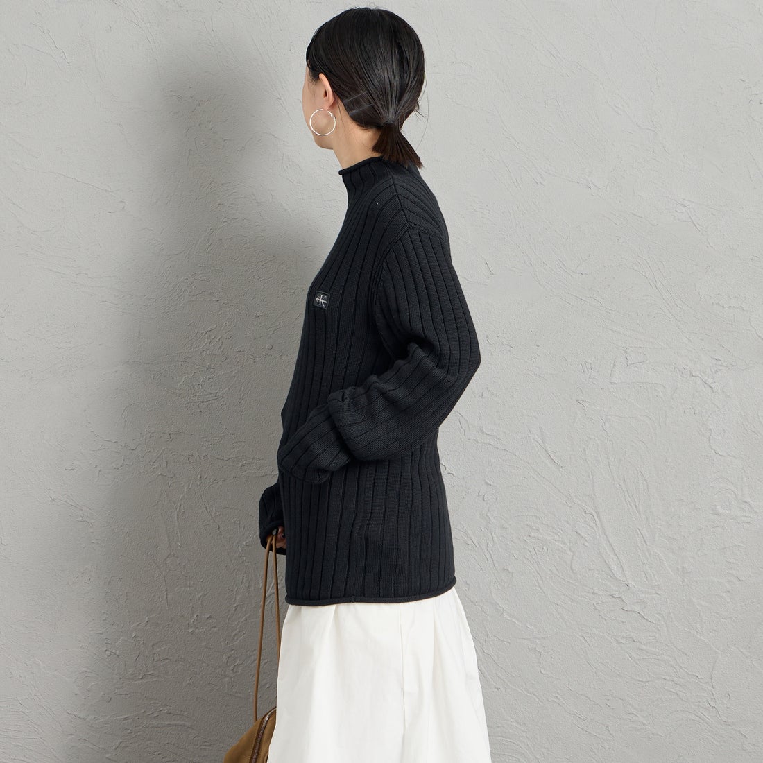 Calvin Klein [カルバンクライン] ウーブンモノグラムロゴ タートルネックセーター [47H304G] UB1 &&モデル身長：150cm 着用サイズ：S&&