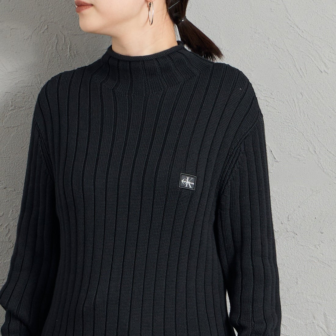 Calvin Klein [カルバンクライン] ウーブンモノグラムロゴ タートルネックセーター [47H304G] UB1 &&モデル身長：150cm 着用サイズ：S&&