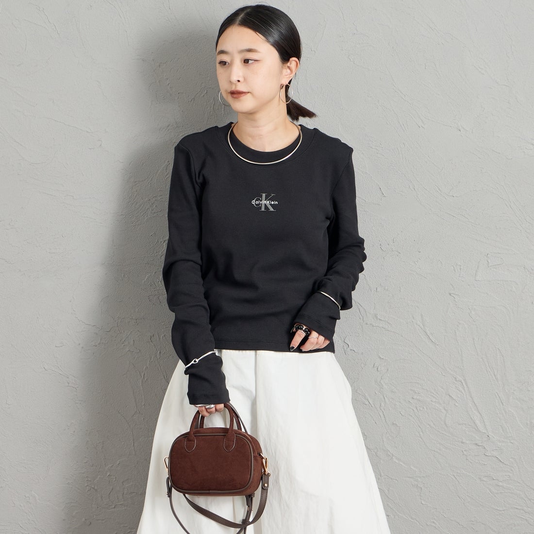 Calvin Klein [カルバンクライン] ロングスリーブモノグラムベビーTシャツ [47A803G] UB1 &&モデル身長：150cm 着用サイズ：S&&