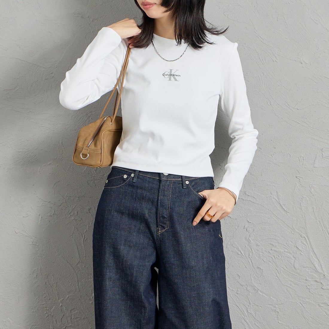 Calvin Klein [カルバンクライン] ロングスリーブモノグラムベビーTシャツ [47A803G] YAA &&モデル身長：162cm 着用サイズ：S&&