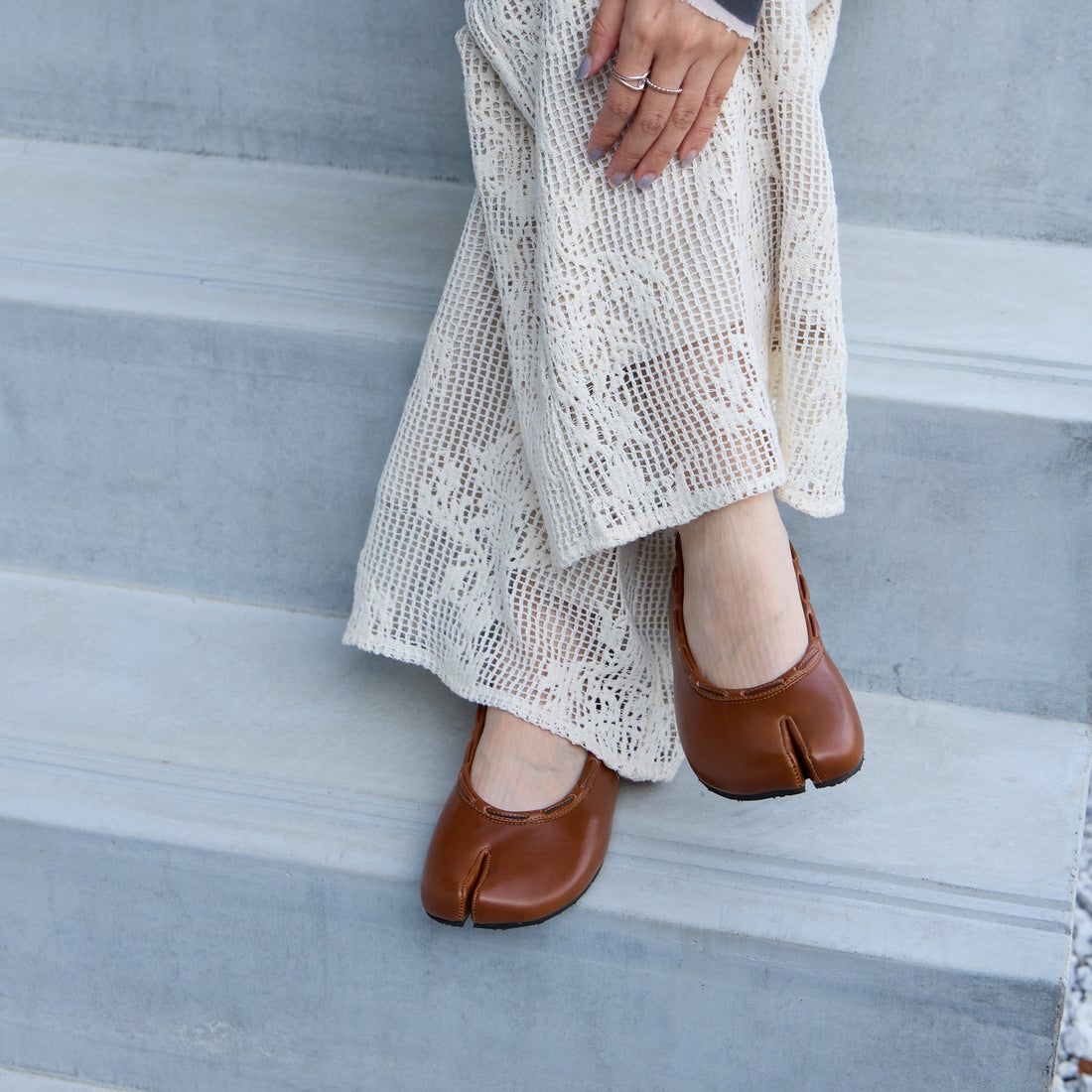 PAES [ペイズ] レザーストリングフラットシューズ [LEATHER-STRING-FLAT] BROWN