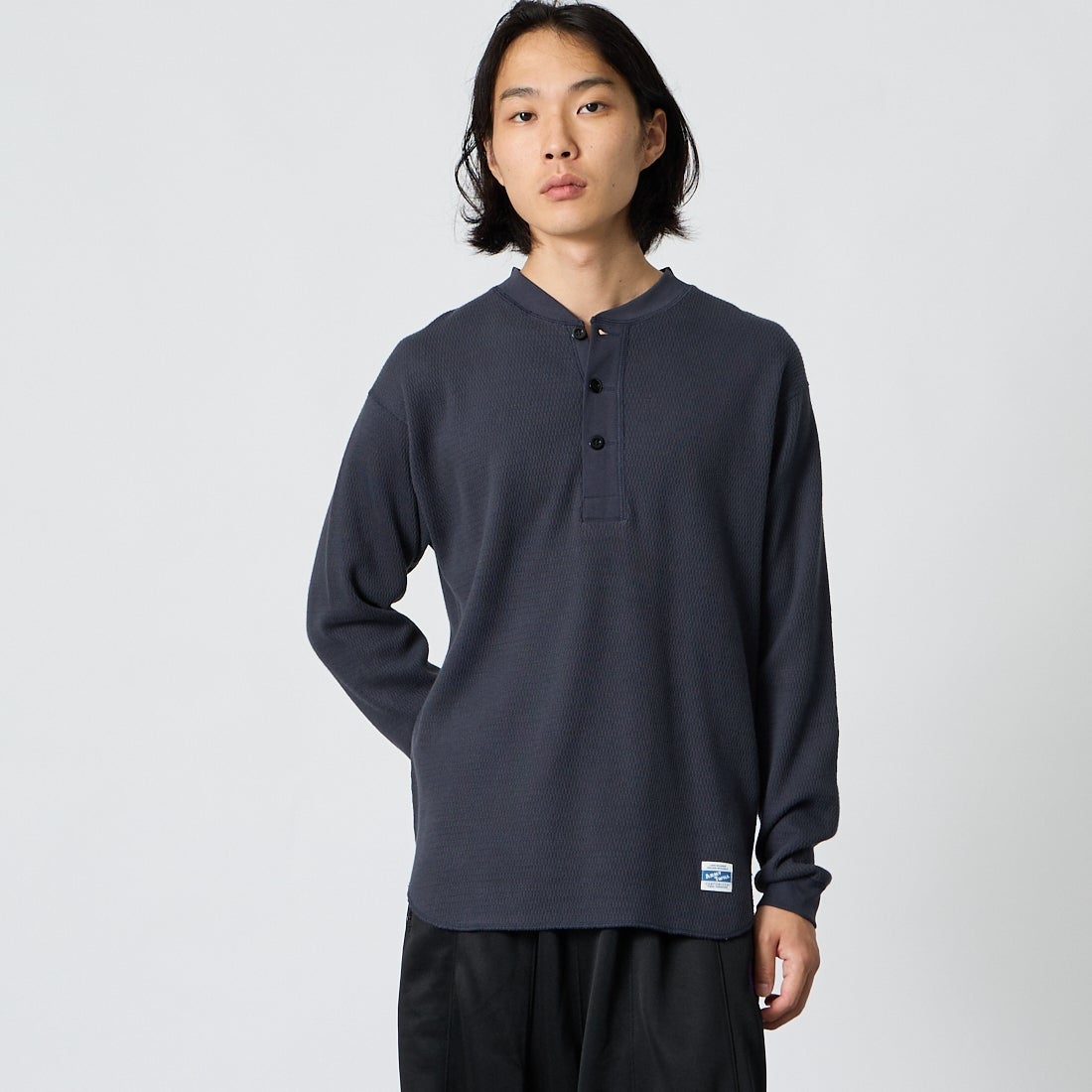 ARMY TWILL SANFORIZED [アーミーツイル サンフォライズド] ハニカムヘンリーネックTシャツ [AM-2653007] CHARCOAL &&モデル身長：175cm 着用サイズ：M&&