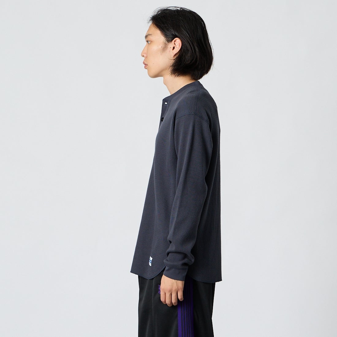 ARMY TWILL SANFORIZED [アーミーツイル サンフォライズド] ハニカムヘンリーネックTシャツ [AM-2653007] CHARCOAL &&モデル身長：175cm 着用サイズ：M&&