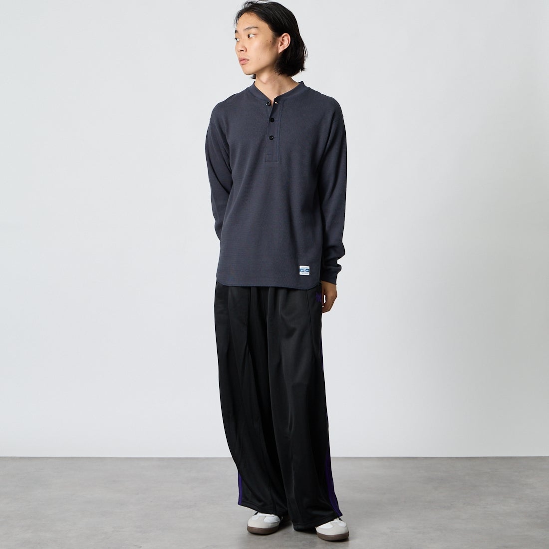 ARMY TWILL SANFORIZED [アーミーツイル サンフォライズド] ハニカムヘンリーネックTシャツ [AM-2653007] CHARCOAL &&モデル身長：175cm 着用サイズ：M&&