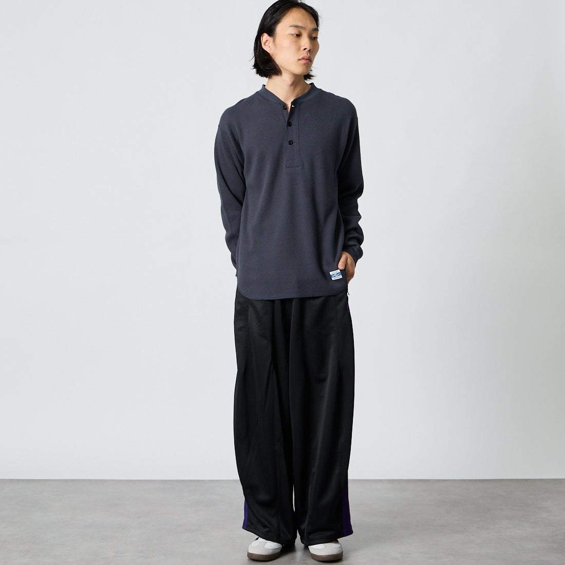 ARMY TWILL SANFORIZED [アーミーツイル サンフォライズド] ハニカムヘンリーネックTシャツ [AM-2653007] CHARCOAL &&モデル身長：175cm 着用サイズ：M&&
