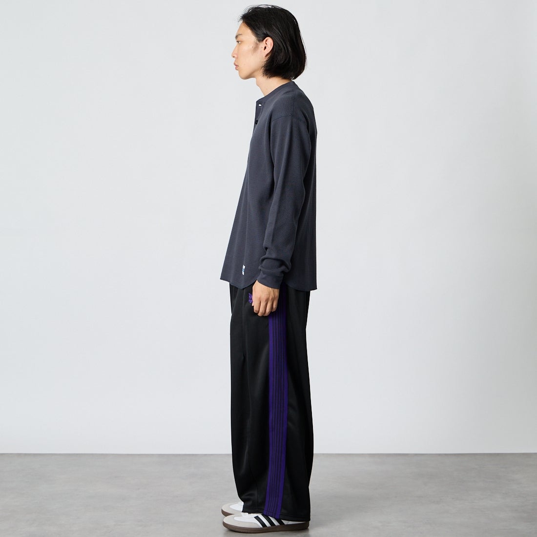 ARMY TWILL SANFORIZED [アーミーツイル サンフォライズド] ハニカムヘンリーネックTシャツ [AM-2653007] CHARCOAL &&モデル身長：175cm 着用サイズ：M&&