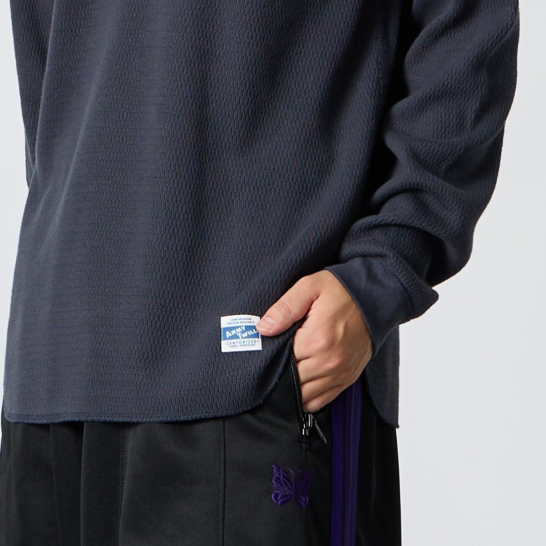 ARMY TWILL SANFORIZED [アーミーツイル サンフォライズド] ハニカムヘンリーネックTシャツ [AM-2653007] CHARCOAL &&モデル身長：175cm 着用サイズ：M&&