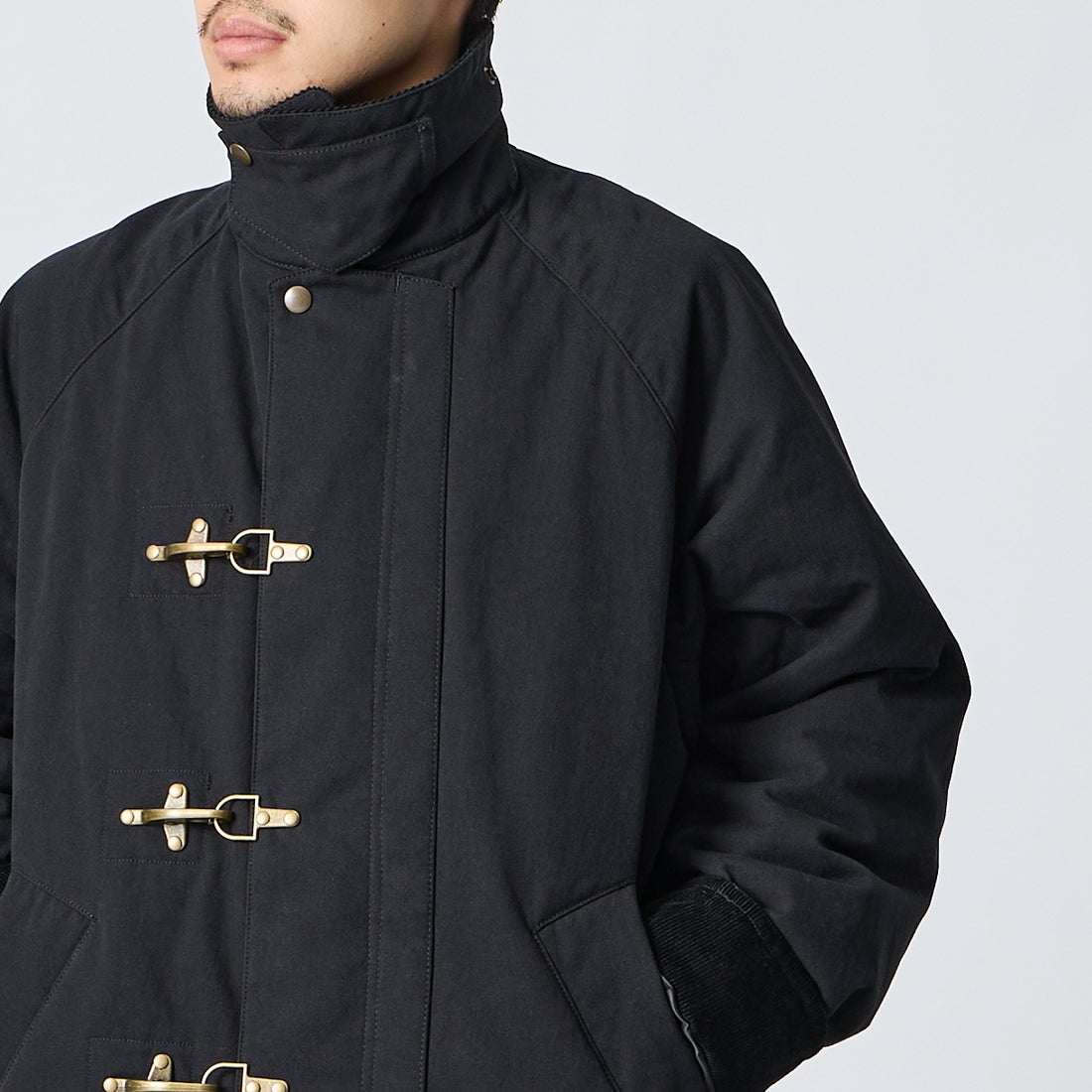 ARMY TWILL SANFORIZED [アーミーツイル サンフォライズド] 別注 中綿入り FIREMANミリタリージャケット [AM-2654501-INT-JF] BLACK &&モデル身長：168cm 着用サイズ：L&&