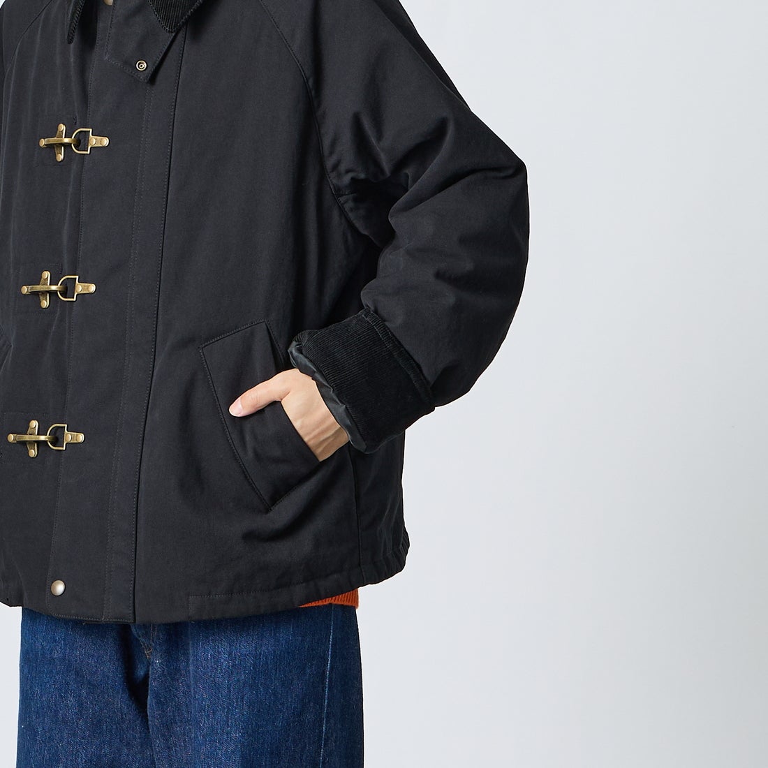 ARMY TWILL SANFORIZED [アーミーツイル サンフォライズド] 別注 中綿入り FIREMANミリタリージャケット [AM-2654501-INT-JF] BLACK &&モデル身長：168cm 着用サイズ：L&&