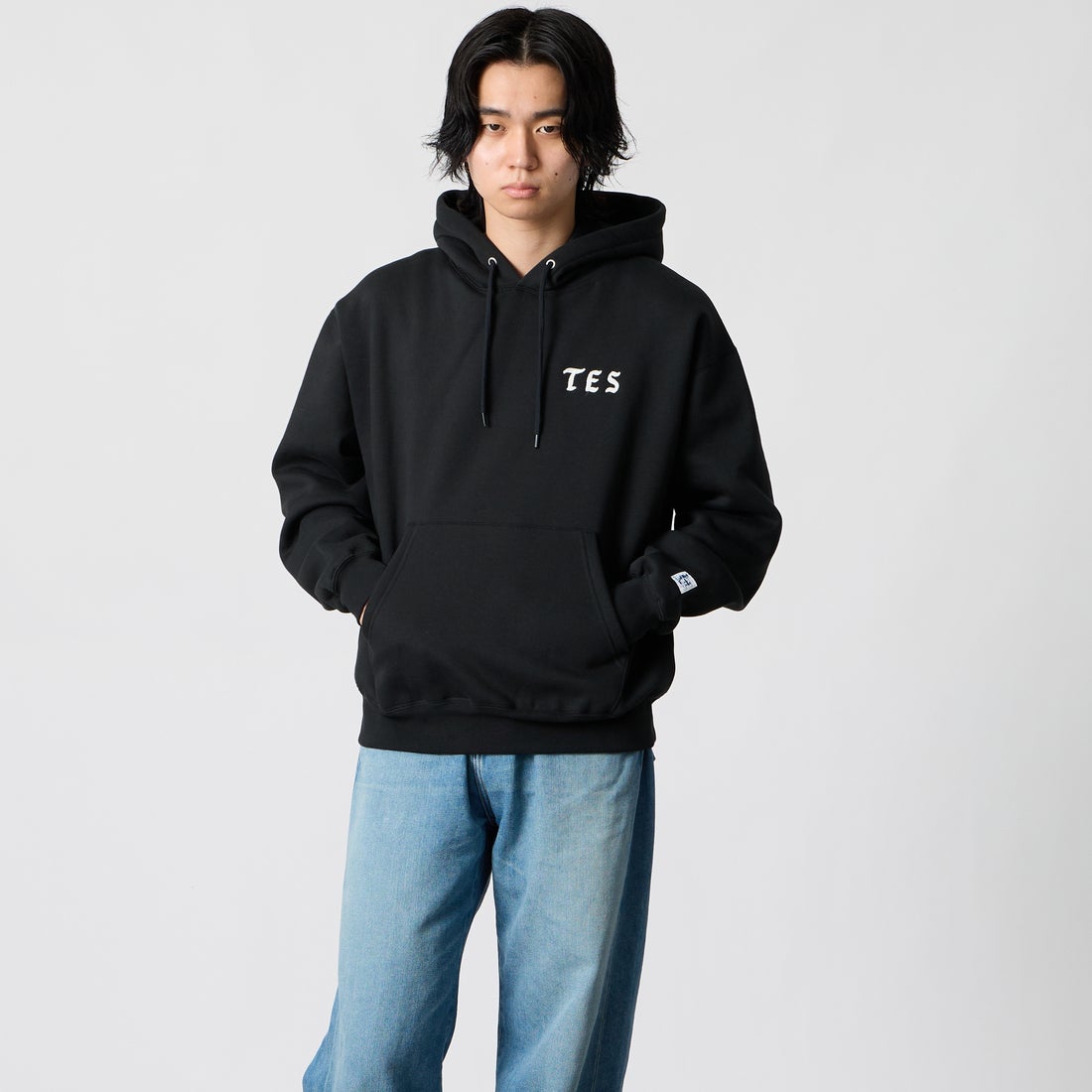 The Endless Summer [エンドレスサマー] BUHI 刺繍パーカー [1050-26774303] 01 BLACK &&モデル身長：177cm 着用サイズ：M&&