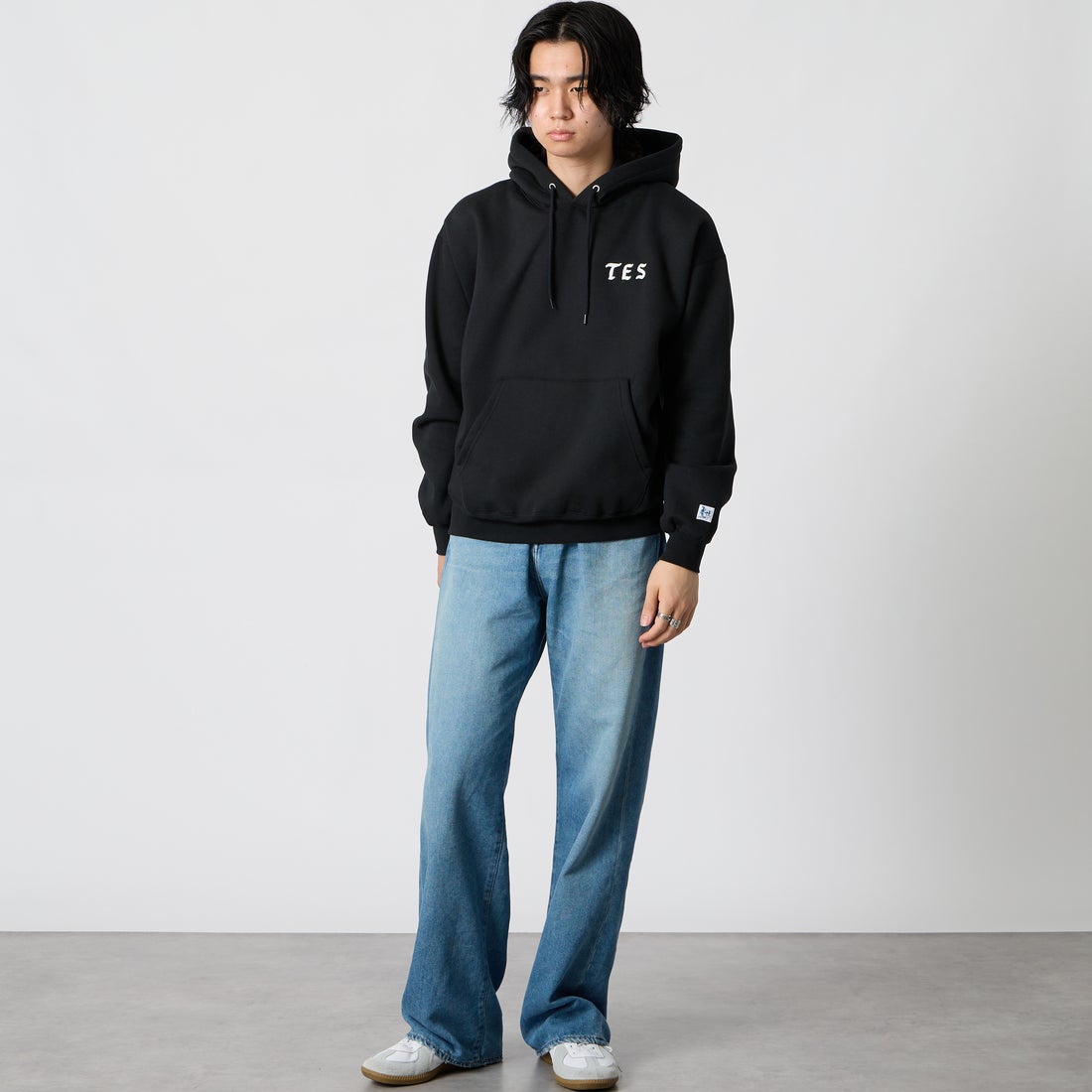 The Endless Summer [エンドレスサマー] BUHI 刺繍パーカー [1050-26774303] 01 BLACK &&モデル身長：177cm 着用サイズ：M&&