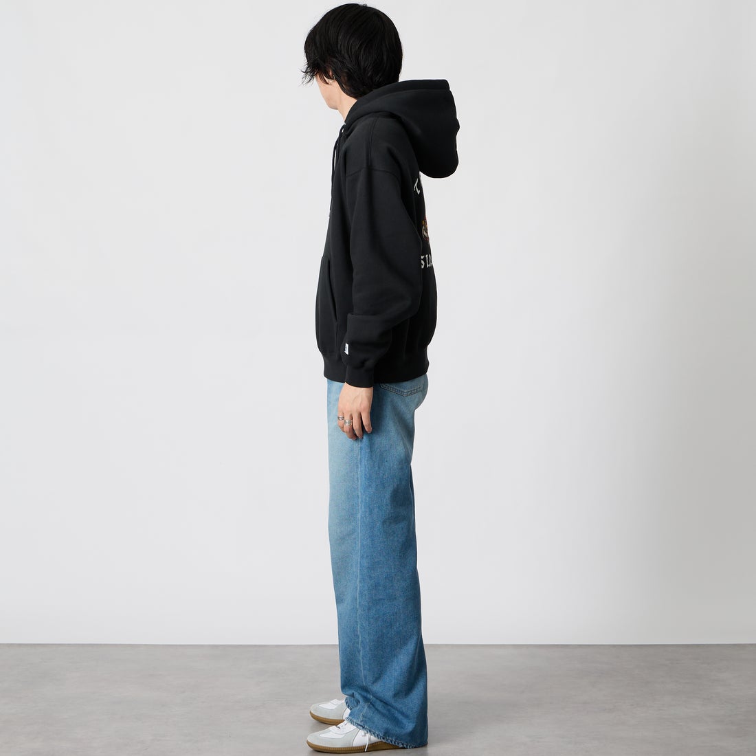 The Endless Summer [エンドレスサマー] BUHI 刺繍パーカー [1050-26774303] 01 BLACK &&モデル身長：177cm 着用サイズ：M&&