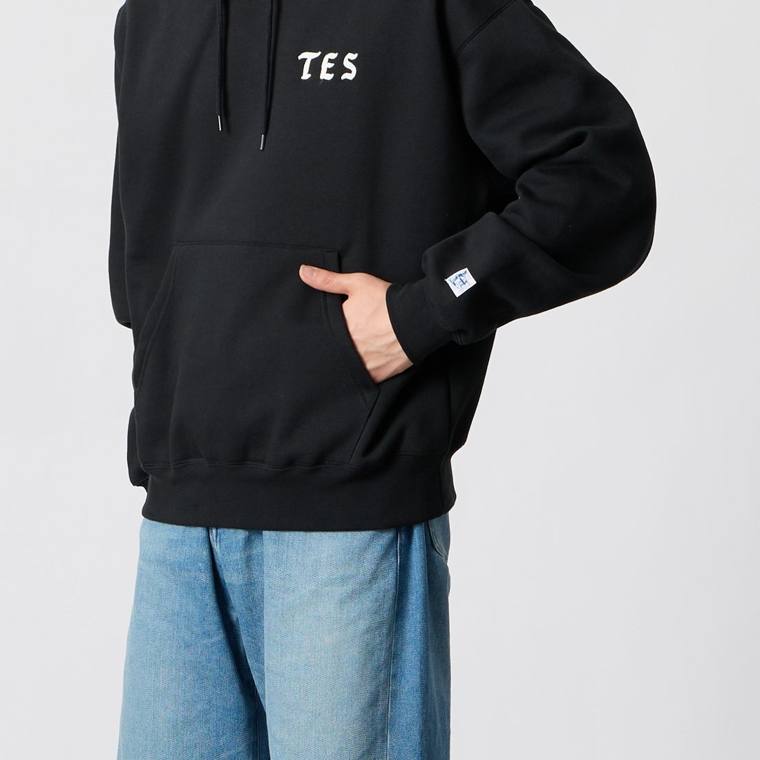 The Endless Summer [エンドレスサマー] BUHI 刺繍パーカー [1050-26774303] 01 BLACK &&モデル身長：177cm 着用サイズ：M&&
