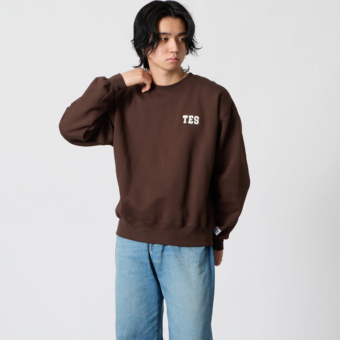 The Endless Summer [エンドレスサマー] DUCK&BUHI刺繍 クルーネックスウェット [1050-26774304] 32 BROWN &&モデル身長：177cm 着用サイズ：M&&
