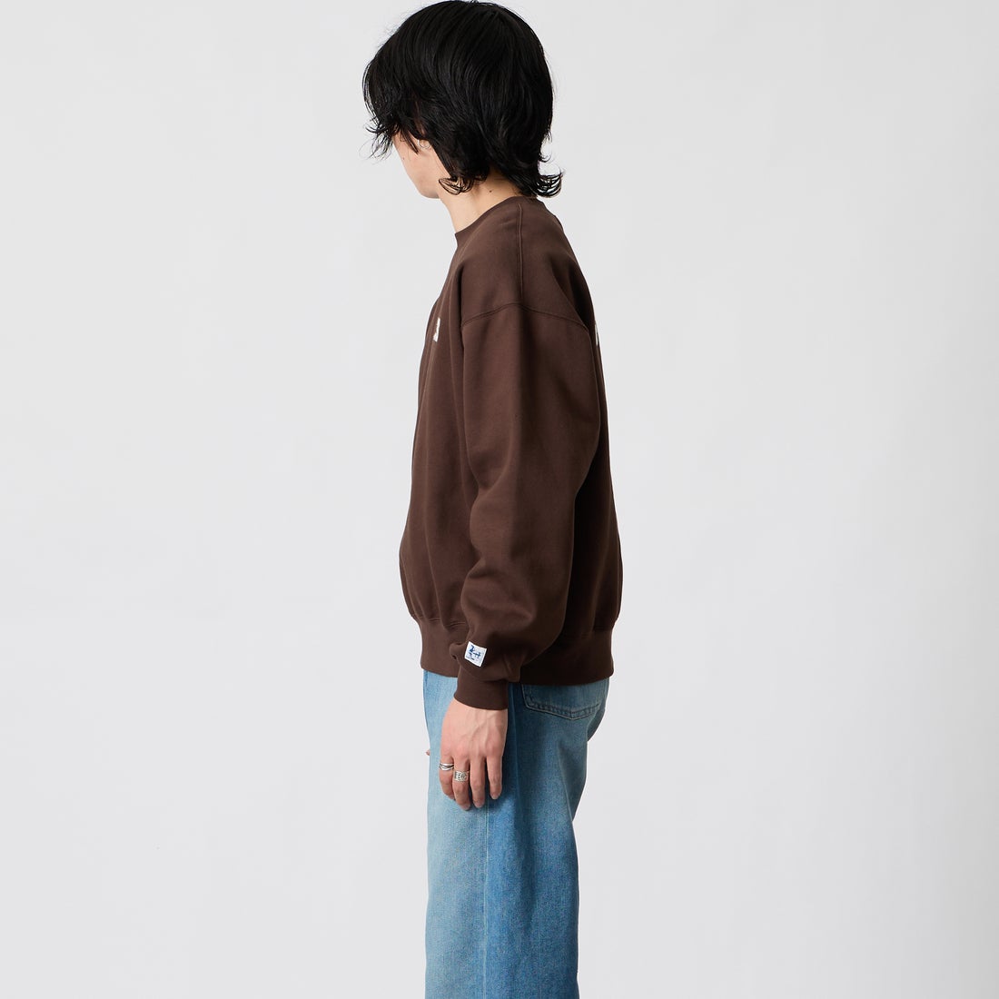 The Endless Summer [エンドレスサマー] DUCK&BUHI刺繍 クルーネックスウェット [1050-26774304] 32 BROWN &&モデル身長：177cm 着用サイズ：M&&