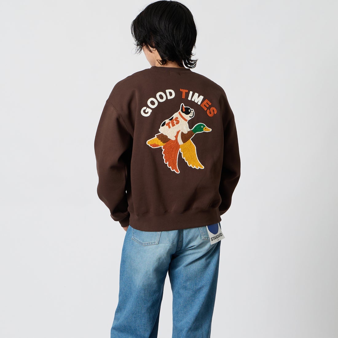 The Endless Summer [エンドレスサマー] DUCK&BUHI刺繍 クルーネックスウェット [1050-26774304] 32 BROWN &&モデル身長：177cm 着用サイズ：M&&