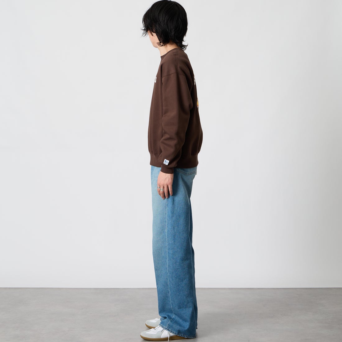 The Endless Summer [エンドレスサマー] DUCK&BUHI刺繍 クルーネックスウェット [1050-26774304] 32 BROWN &&モデル身長：177cm 着用サイズ：M&&