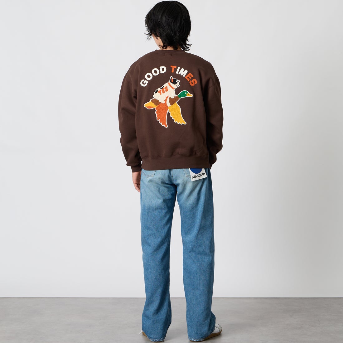 The Endless Summer [エンドレスサマー] DUCK&BUHI刺繍 クルーネックスウェット [1050-26774304] 32 BROWN &&モデル身長：177cm 着用サイズ：M&&