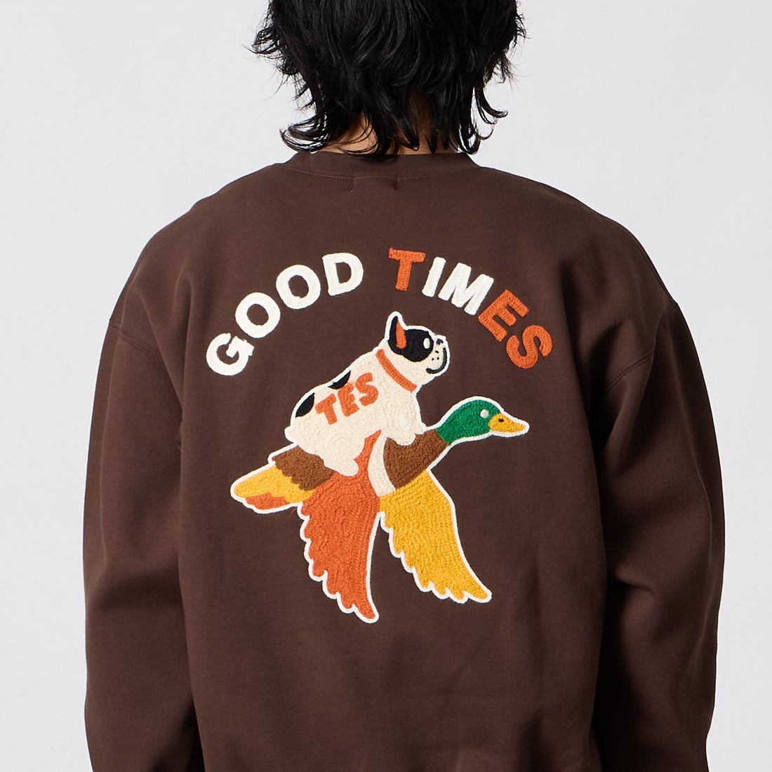 The Endless Summer [エンドレスサマー] DUCK&BUHI刺繍 クルーネックスウェット [1050-26774304] 32 BROWN &&モデル身長：177cm 着用サイズ：M&&
